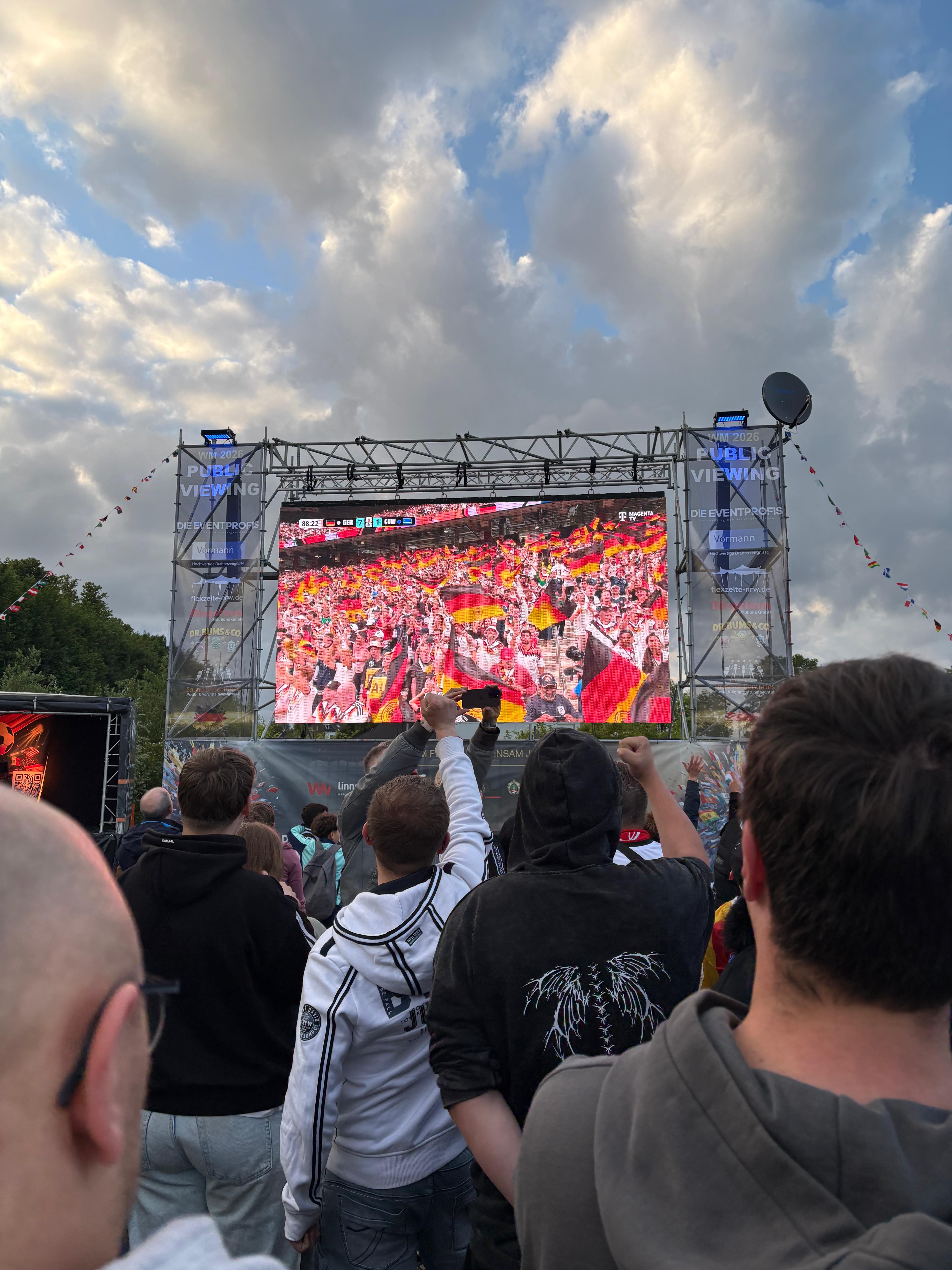 Festival mit großer Bühne und Publikum