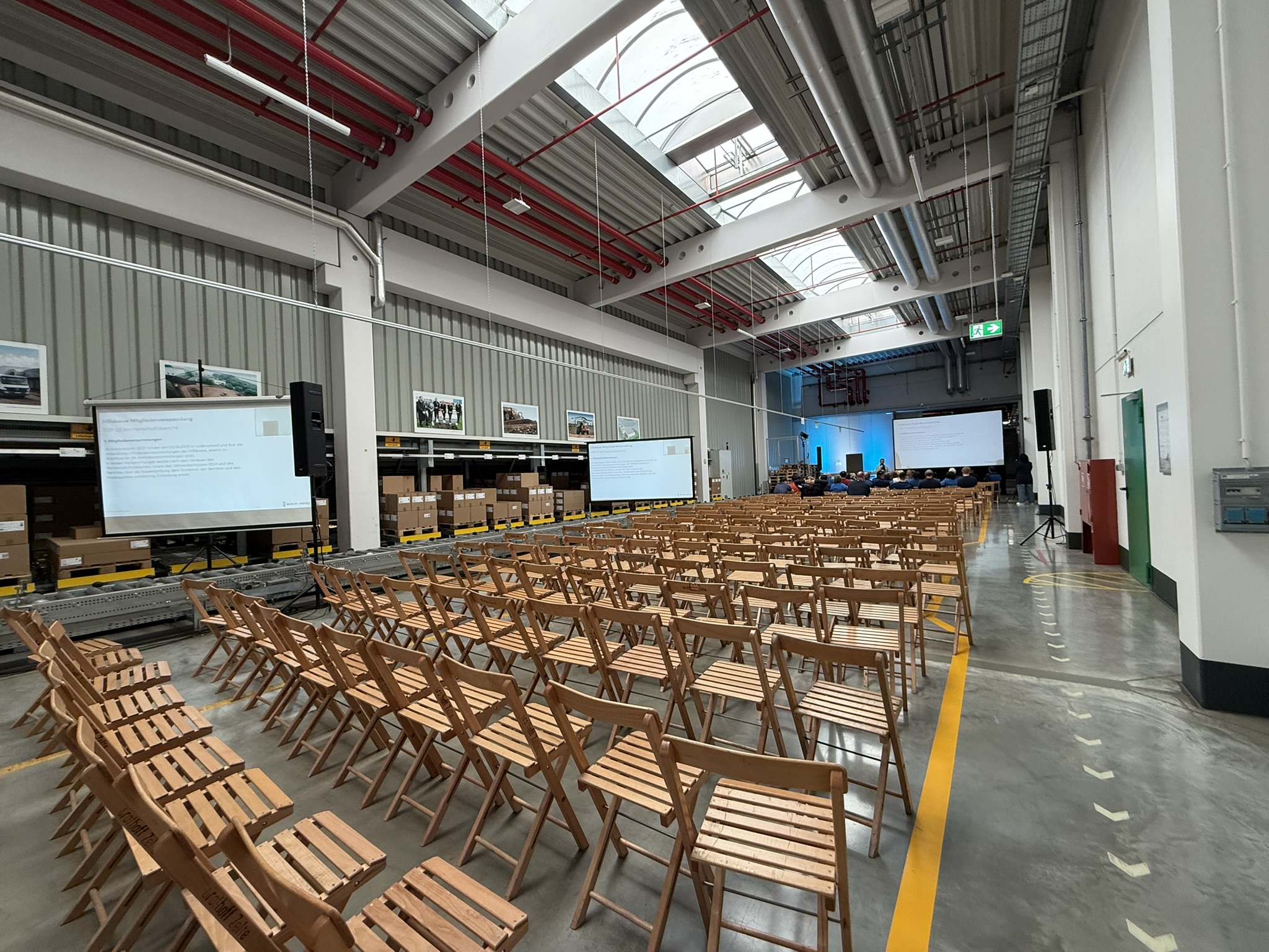 Business-Konferenz mit Speaker auf der Bühne