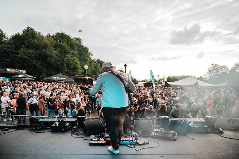 Festival mit großer Bühne und Publikum